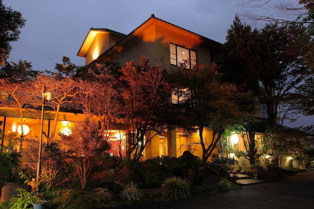 施設の正面 (日没後)