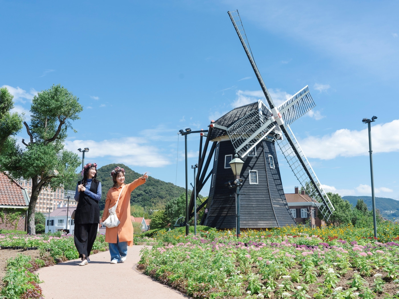 風車と一面の花畑がお出迎え。夢の世界を散策して3015112