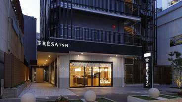 施設の正面 (日没後) / 2