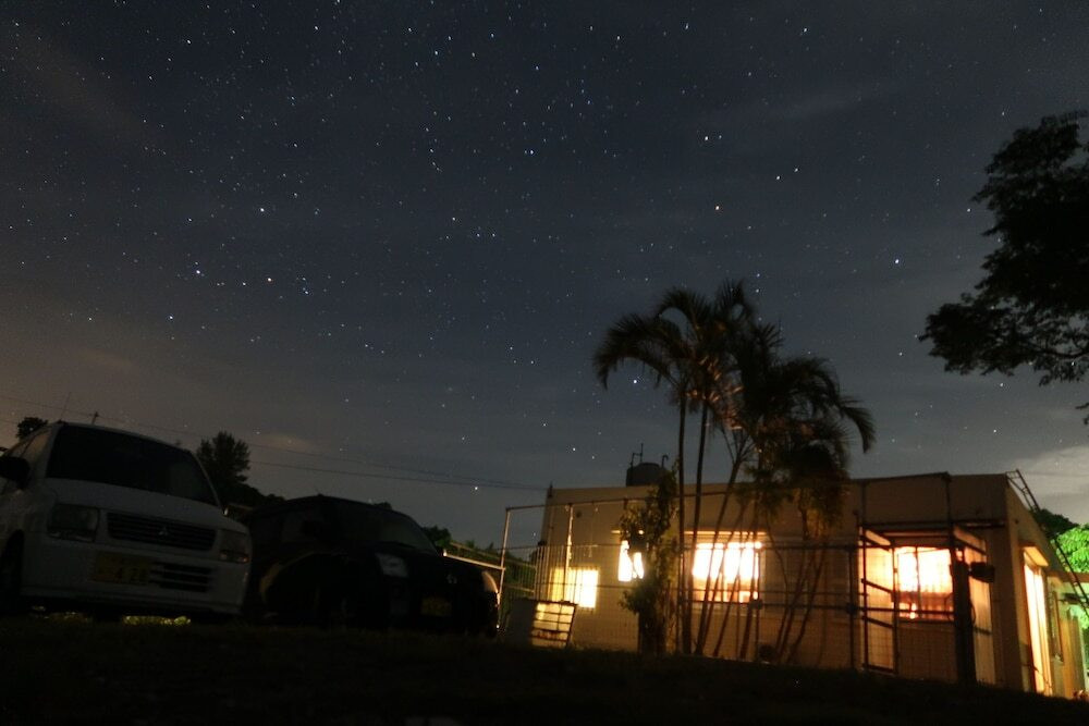 施設の正面 (日没後)