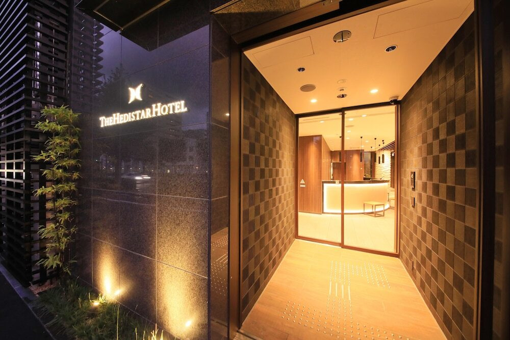 施設の正面 (日没後)