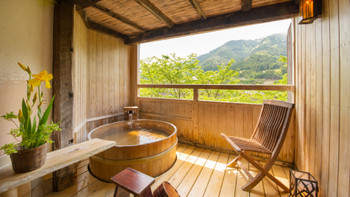 onsen is one of the three most famous hot springs in Japan. Enjoy a relaxing time in this famous hot spring.