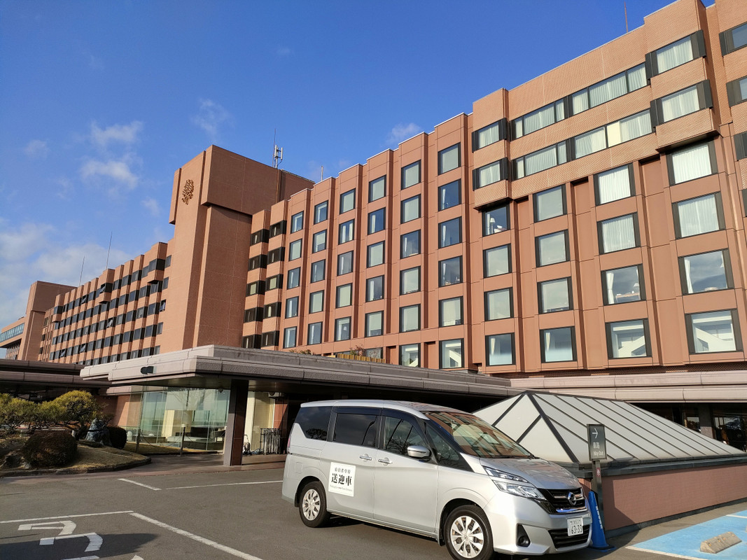 城山の上にそびえる巨大ホテルです