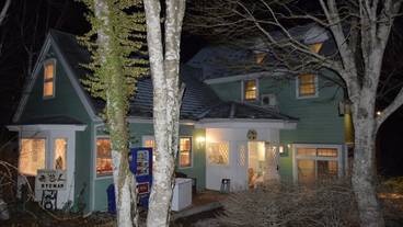 施設の正面 (日没後) / 1