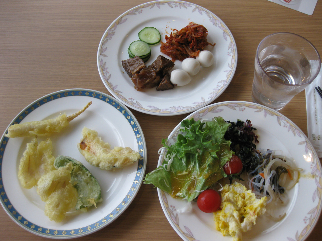 ブッフェ式夕食　料理をお皿に盛り付け