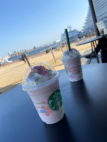 「スターバックスコーヒー 神戸メリケンパーク店」 ドリンク 130099998 外のテラス席
