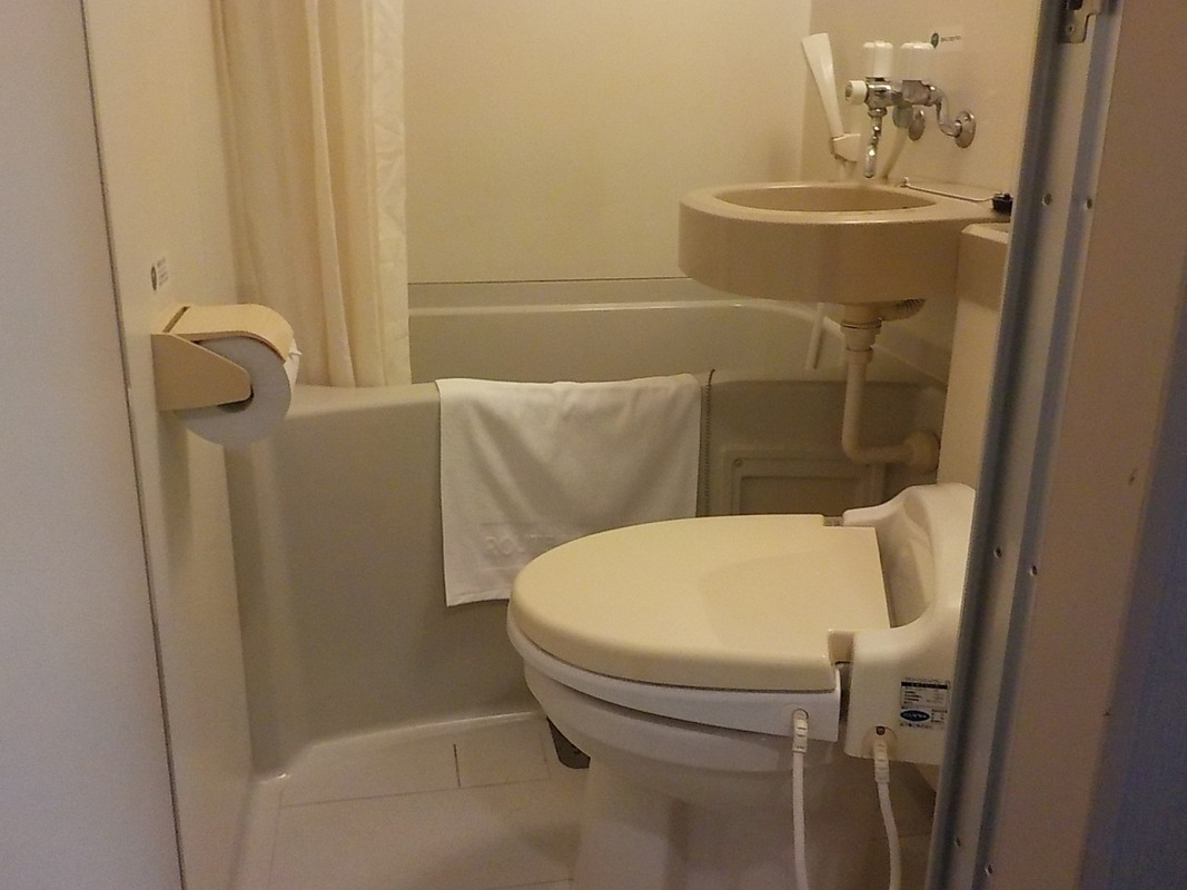 ユニットバスは浴槽が狭く湯の温度統制が手動です。