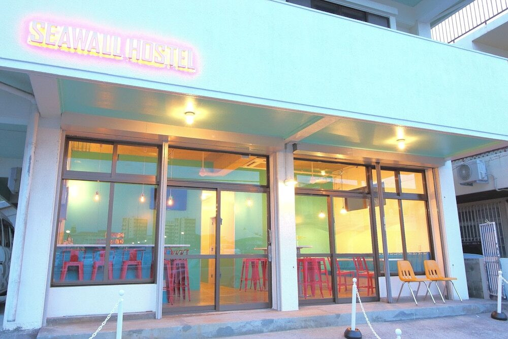 施設の正面 (日没後)