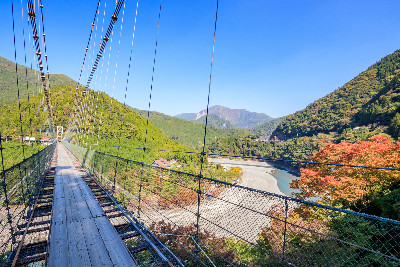 秋の谷瀬の吊り橋 奈良県十津川村