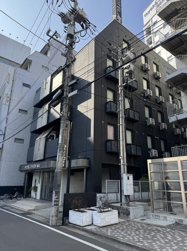 ホテルというよりワンルーマンションのような外観