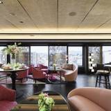 ロビーから始まる
素敵なおもてなし / 3