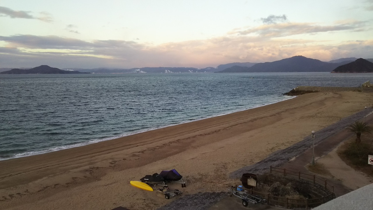 ホテルから見た瀬戸内海。宮島（右）と遠くに周防大島。