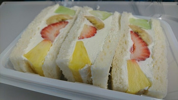 「山口果物 エキマルシェ新大阪店」 料理 79622676 ミックスフルーツサンド 580円
