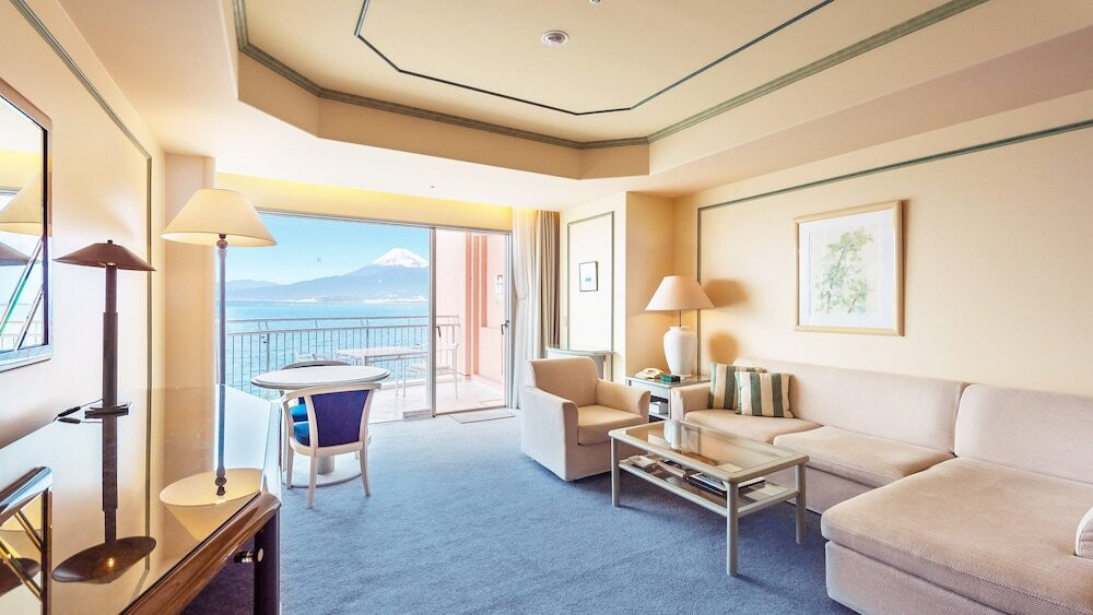 全室から富士山と海の絶景を♡無人島で何もしない贅沢を味わう3928432