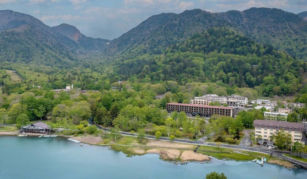 湯ノ湖とホテル外観 / 1