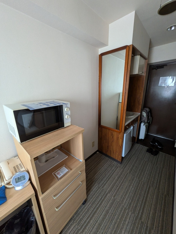 部屋付の電子レンジとキッチン