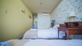 デザイン ルーム シングルベッド 2 台 パーシャルシービュー