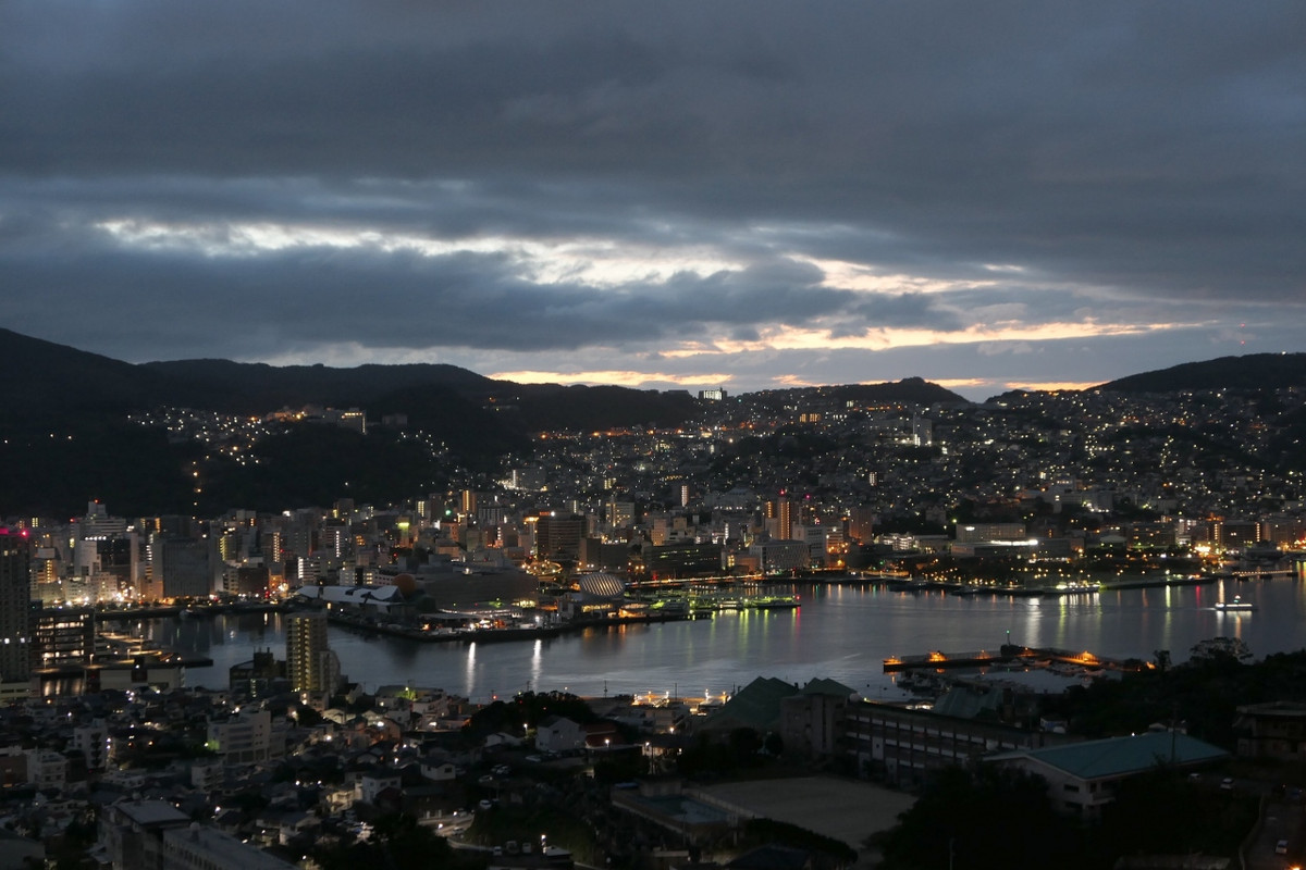 部屋から日の出前の夜景