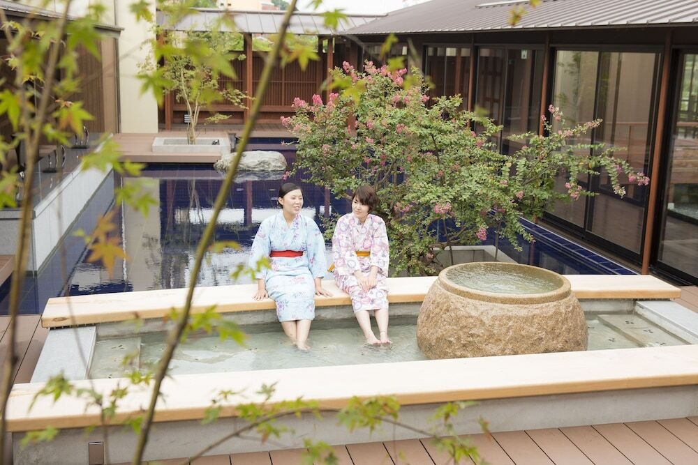 日中の「水鏡の中庭」