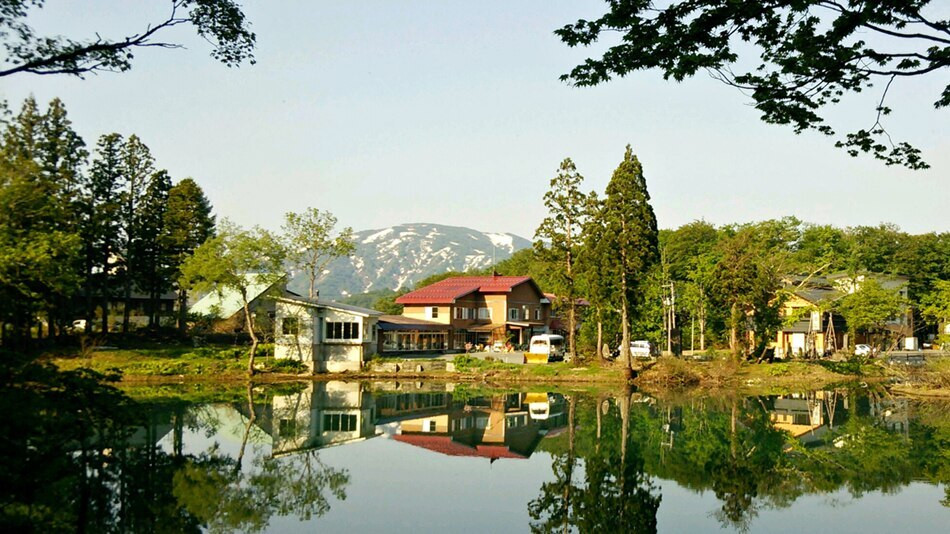 エメラルドグリーンの五色沼そばに建つ温泉宿3638827