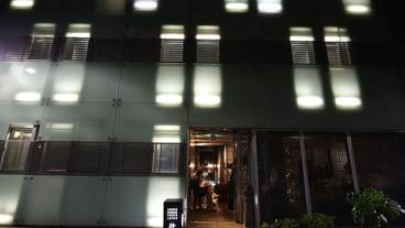 施設の正面 (日没後) / 2