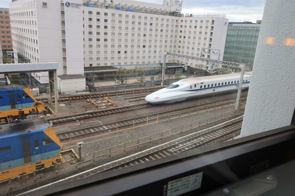 窓から新幹線の往来