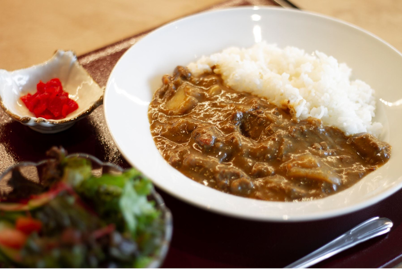 お肉屋さんの自慢のカレーを堪能して朝からスタミナ満点に！3657493