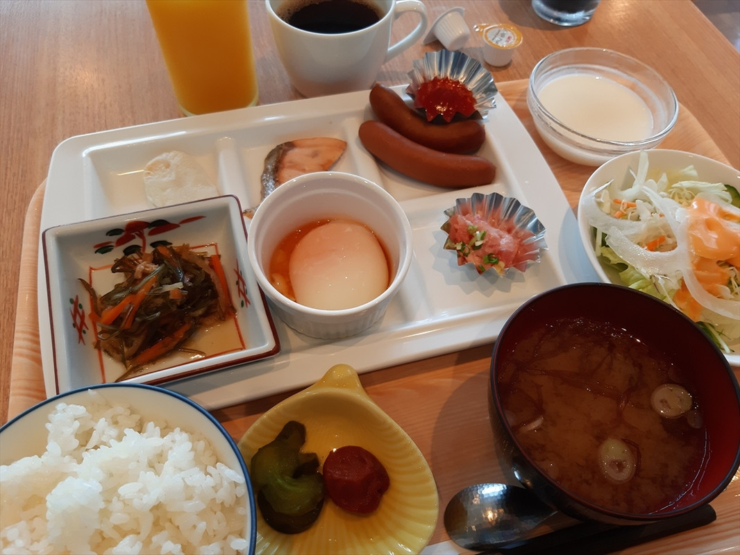 セットメニューの朝食内容は貧弱。