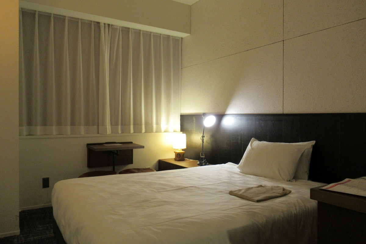 電気スタンド、窓際のテーブルの向き、フットスローの有無と…