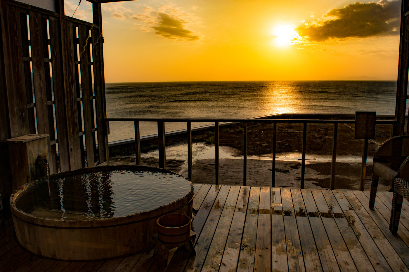 土肥温泉から見た穏やかな夕陽