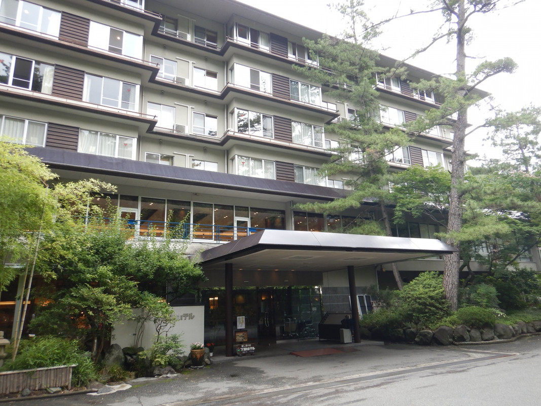 下部温泉駅からすぐの大型旅館です