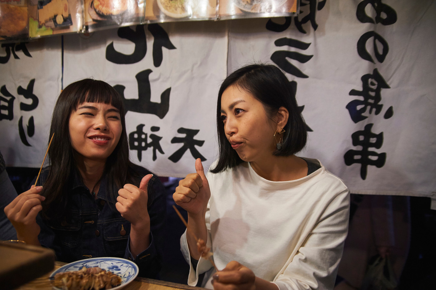 中州屋台　食事を楽しむ女性