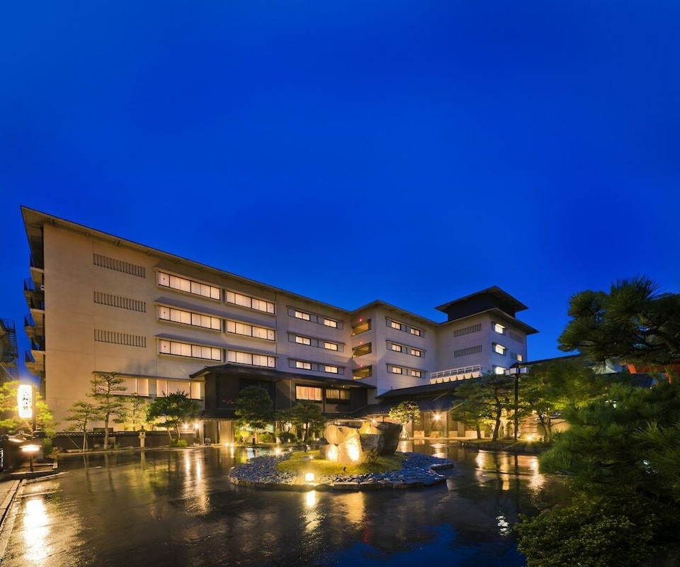 施設の正面 (日没後)