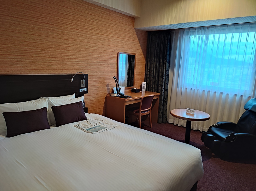 部屋は20平米と広め。マッサージチェアの性能はいまいち。