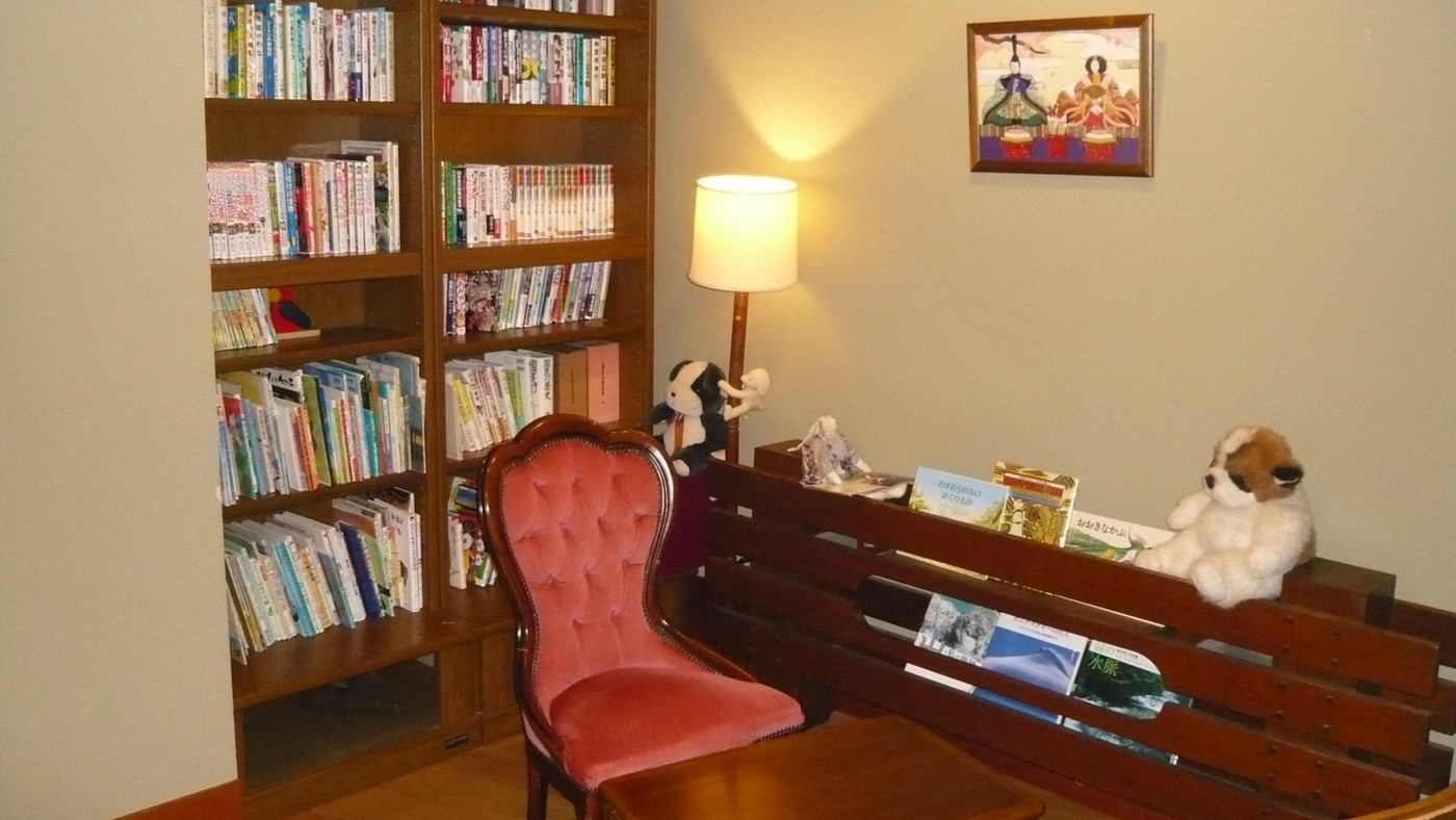 貸切風呂や絵本コーナーあり。お気に入りの1冊を見つけてみよう4247745