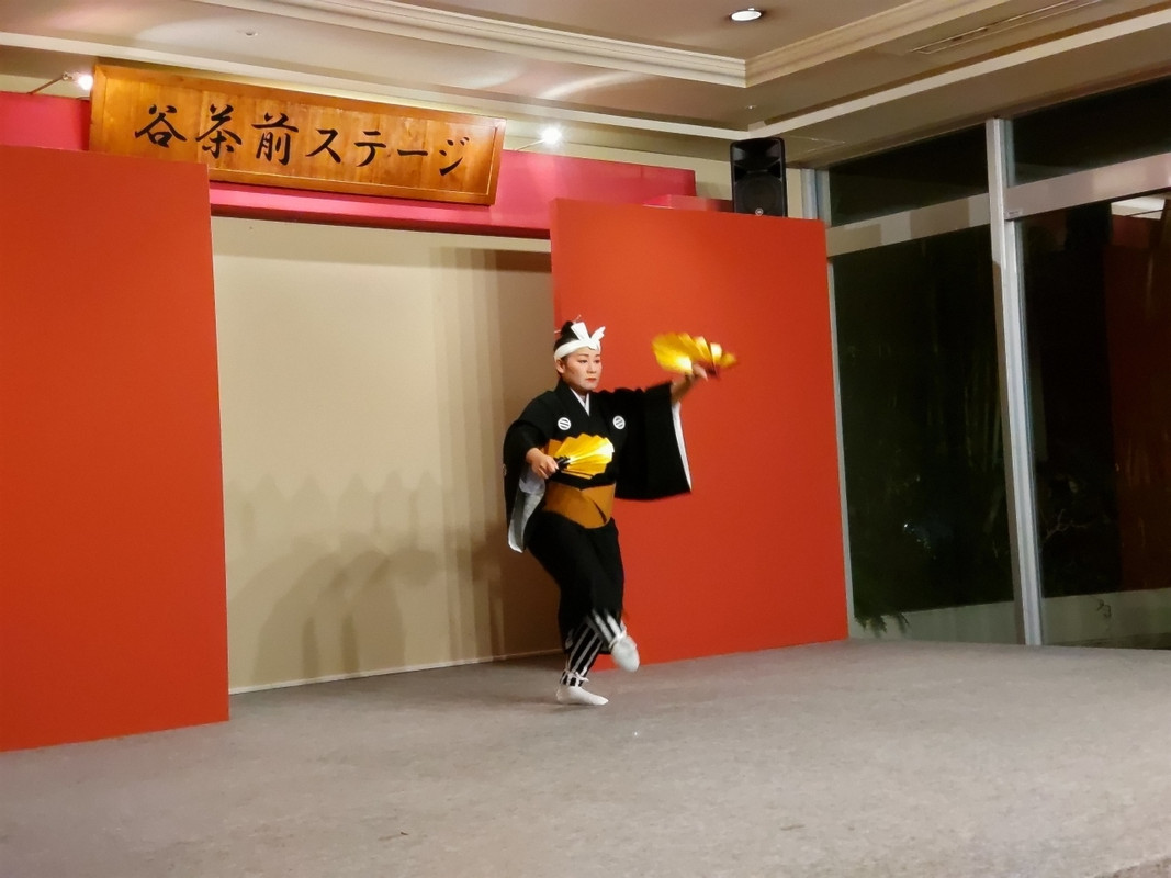 夕食後は沖縄舞踊・エイサーを観賞。