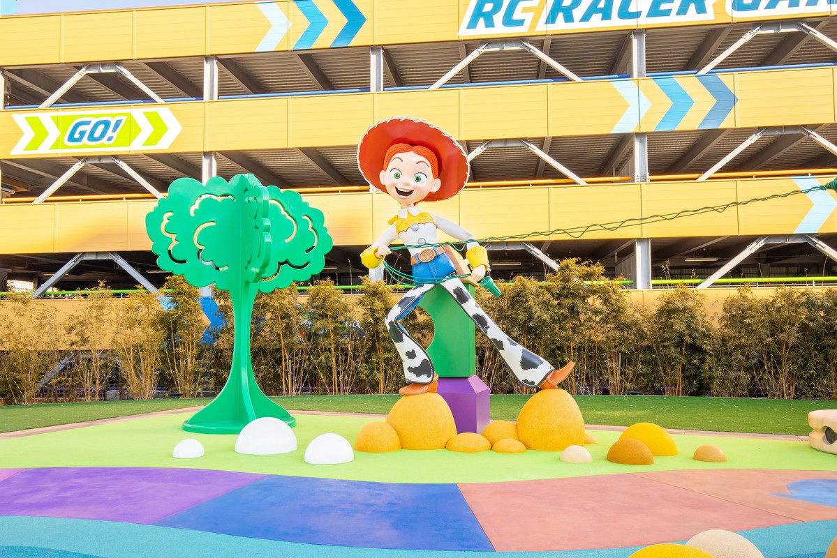 ©Disney/Pixar
TINKERTOY is a trademark of Hasbro and is used with permission.© 2021 Hasbro. All Rights Reserved. Licensed by Hasbro. / 3