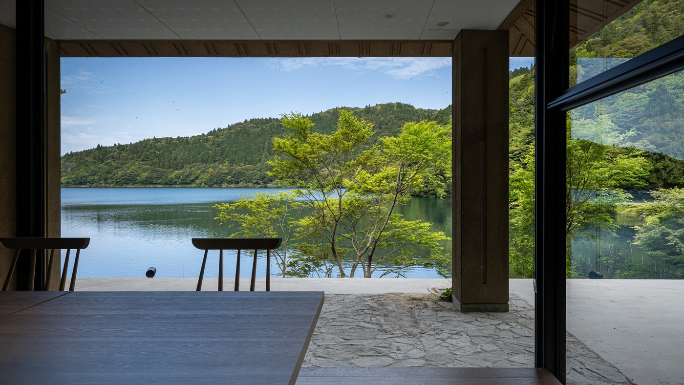 池のほとりでのんびり。閑静でおしゃれな旅館3656610