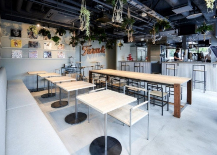 1階にある「ファーム&」は朝から夜まで利用OK。クラフトビールやホットドッグもおすすめ（出典：食べログ）