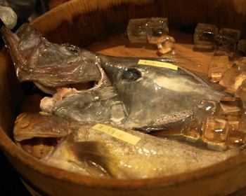 「Bistro ひつじや」料理 902571 2012.7 桶に入った状態で紹介されたマトウダイとハタ