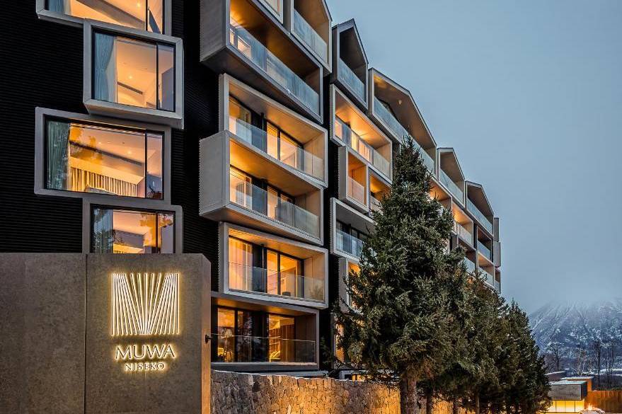 ホテル外観 入口 / 1