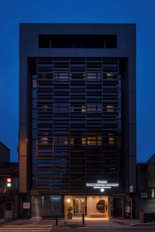 施設の正面 (日没後)