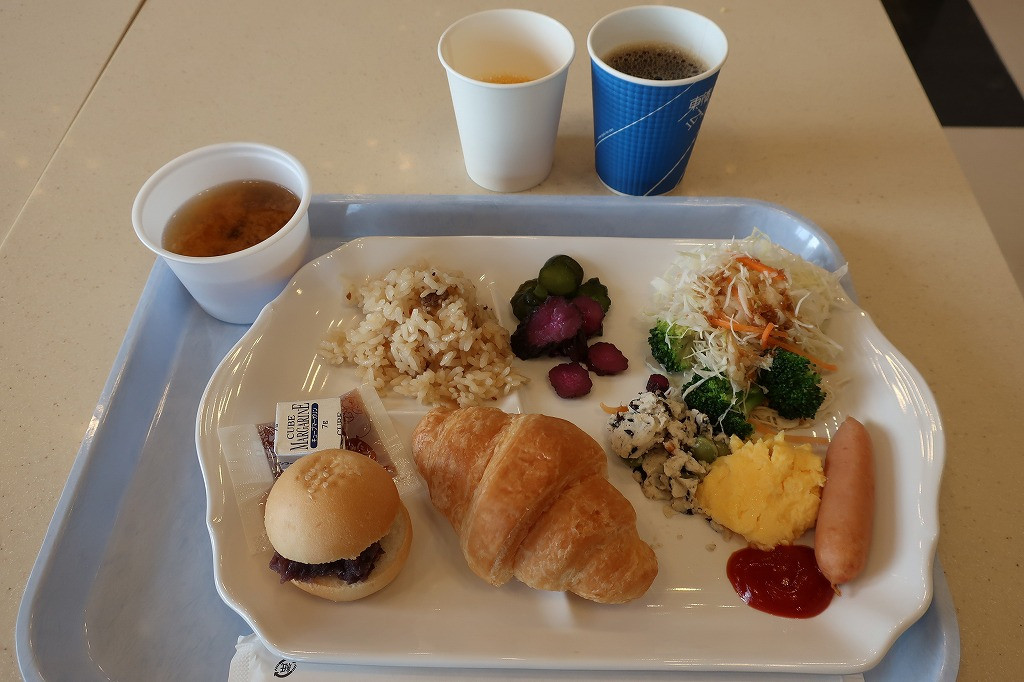 ビュッフェスタイルの無料朝食