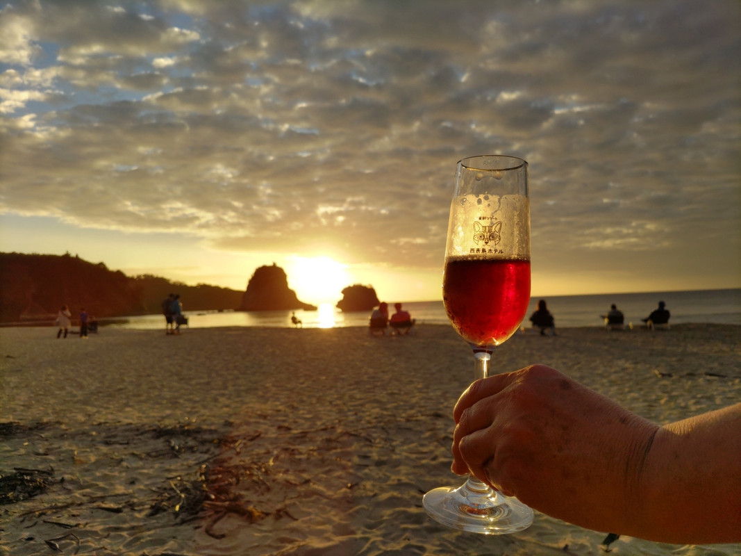 サービスのワイン片手にホテル前の月が浜からのサンセットを満喫