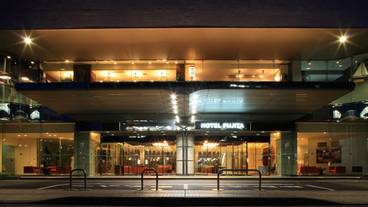 施設の正面 (日没後) / 1