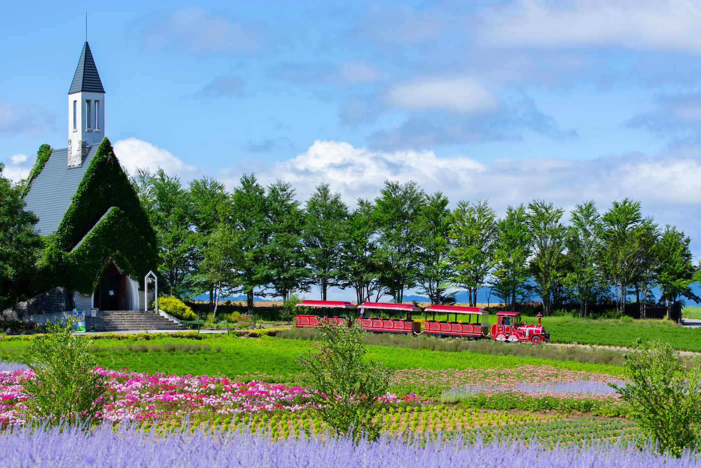 牧歌の里の教会と電車