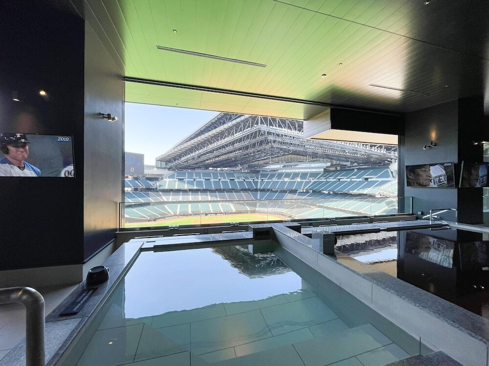 アジア初！客室や大浴場から野球観戦できるホテル3928166