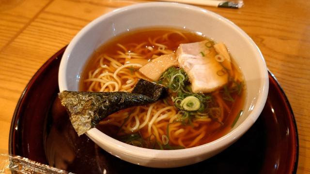 お腹いっぱいでしたが、夜食の「夜鳴きそば」はペロっと食べられました。