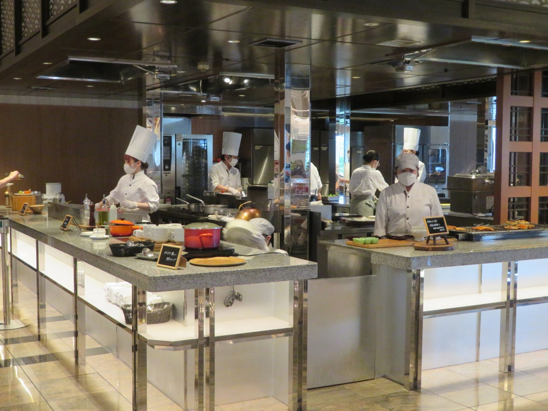 バイキングだが、コーナーごとにシェフが目の前で調理する。