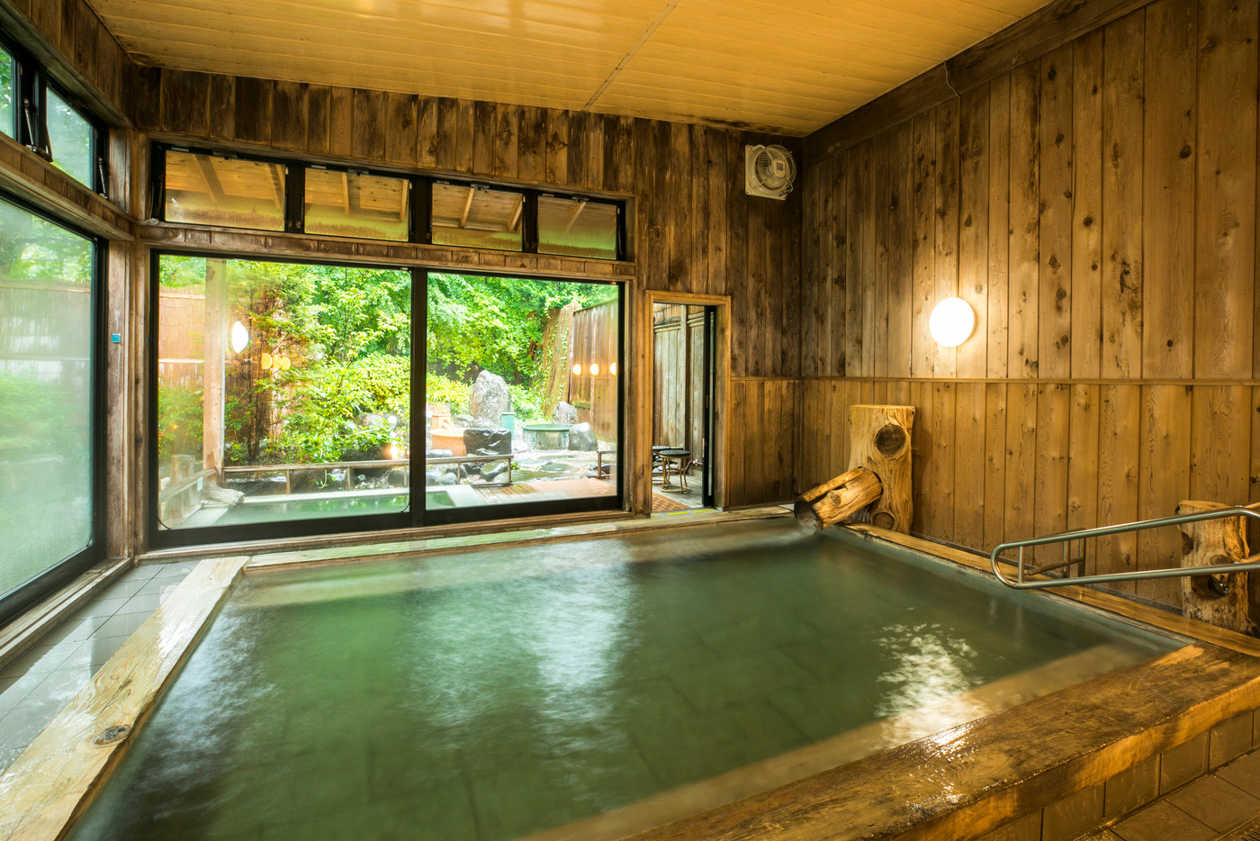 庭園を望む杉造りの広い内風呂4257617